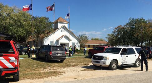 Reportan al menos 27 muertos en tiroteo en iglesia de Texas