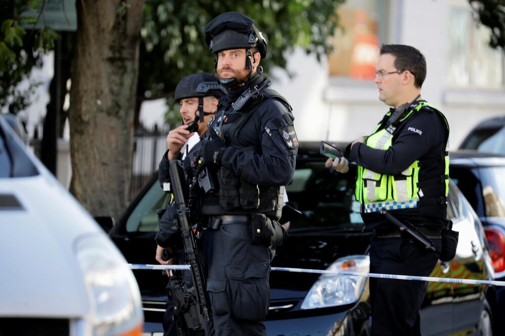 Elementos de la policía a las afueras de la estación Parsons en Londres. (REUTERS/Kevin Coomb)
