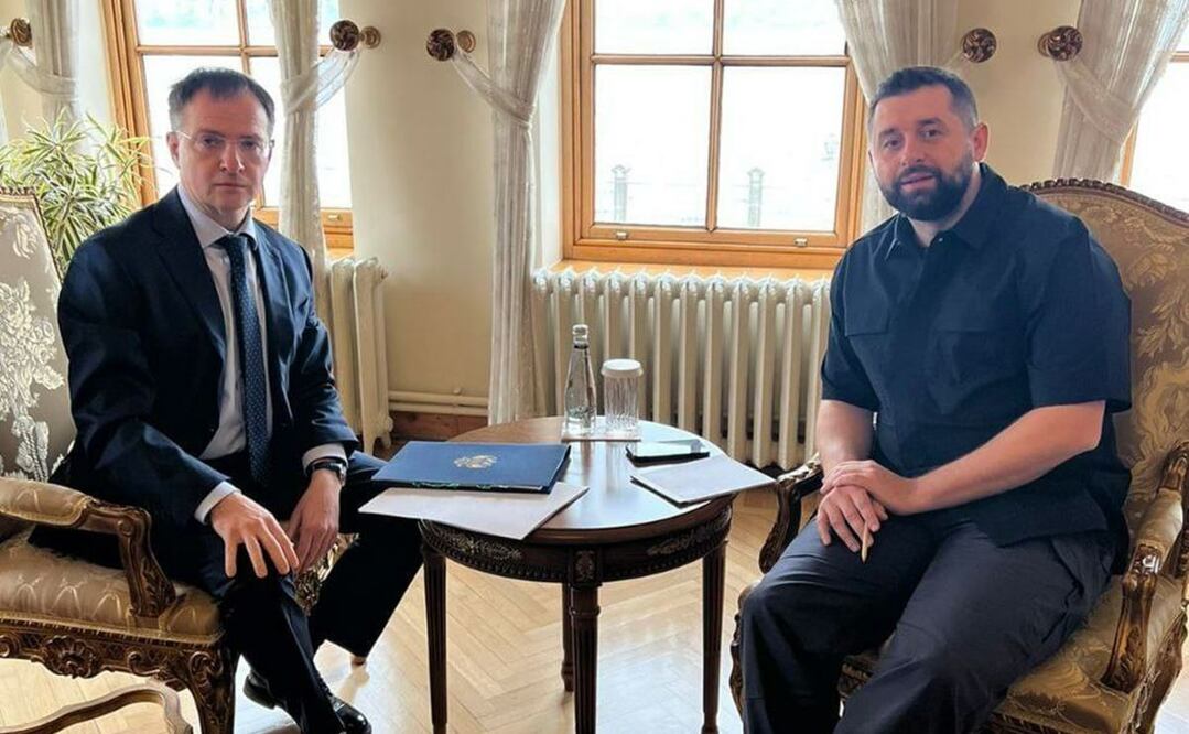 El jefe de la delegación rusa Vladimir Medinsky y el representante de Ucrania, David Arakhamia. Foto: Tomada de Twitter/ @NewsComWorld