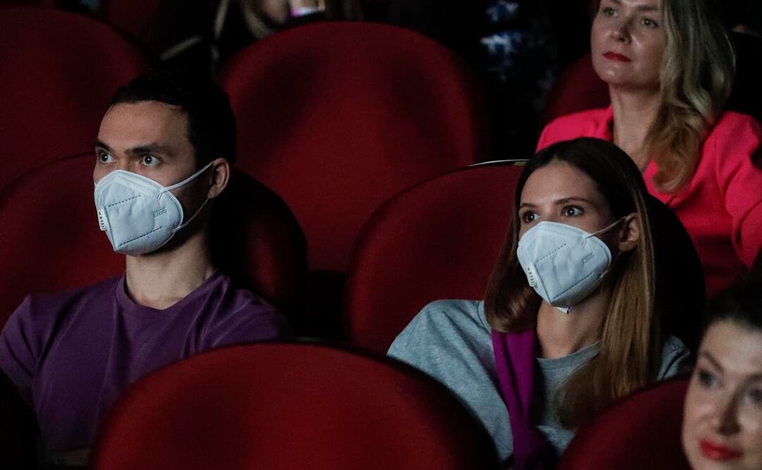 En todo el mundo, las salas de cine han tenido que adoptar estrictas medidas sanitarias. Foto: EFE