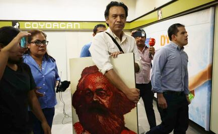 Con cuadro de su tocayo, Marx deja la oficina de la SEP y toma el Metro; niega moches y malos tratos a trabajadores