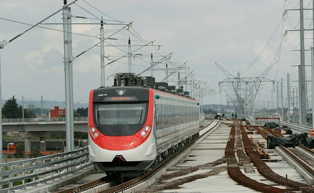 Llegaron a Zinacantepec los primeros ferrocarriles del nuevo Tren Interurbano México-Toluca que empezará a operar a mediados del 2018.