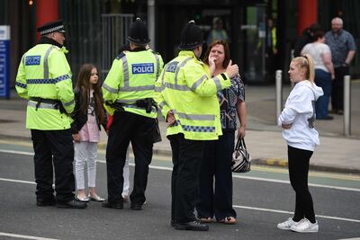 Buscan en redes a seres queridos tras ataque en Manchester
