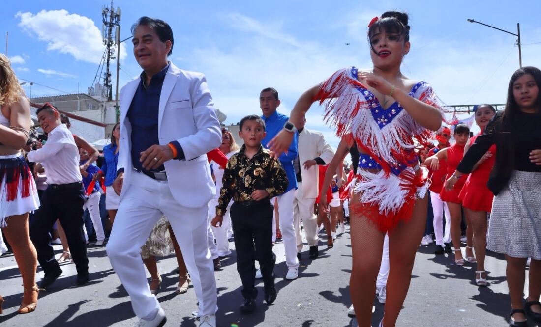 Tepito baila por la paz; más de 15 mil personas rinden homenaje a Héctor Lavoe con salsa y sonideros. Foto: Especial