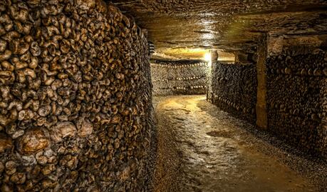 Paseos ilegales por las catacumbas prohibidas de París