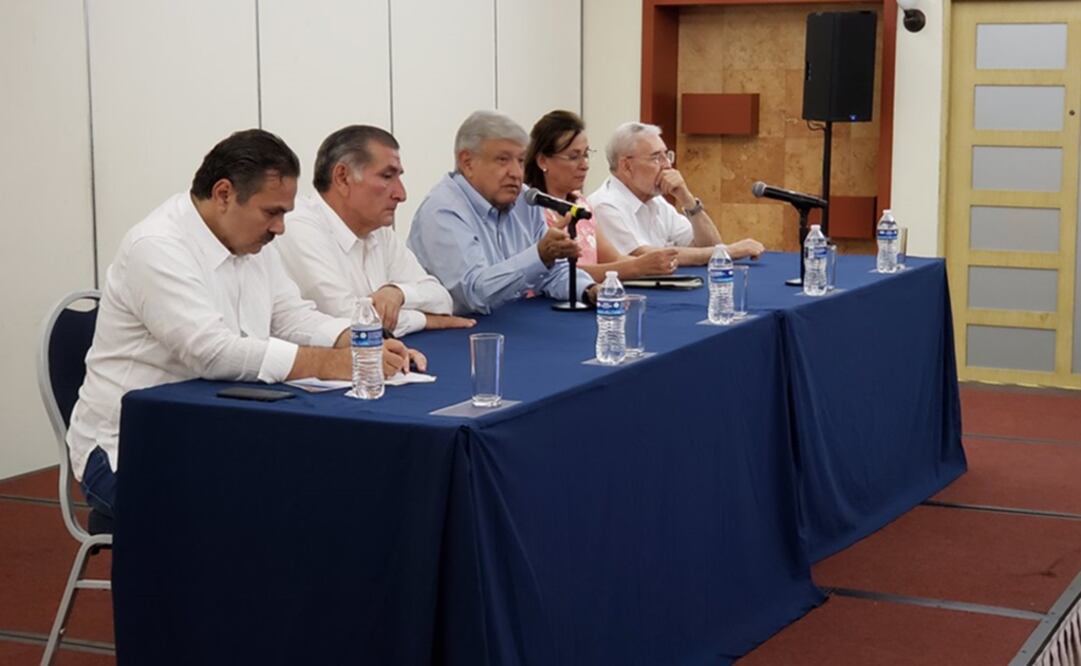 AMLO y su equipo energético en entrevista en Tabasco. Foto: Twitter @lopezobrador_