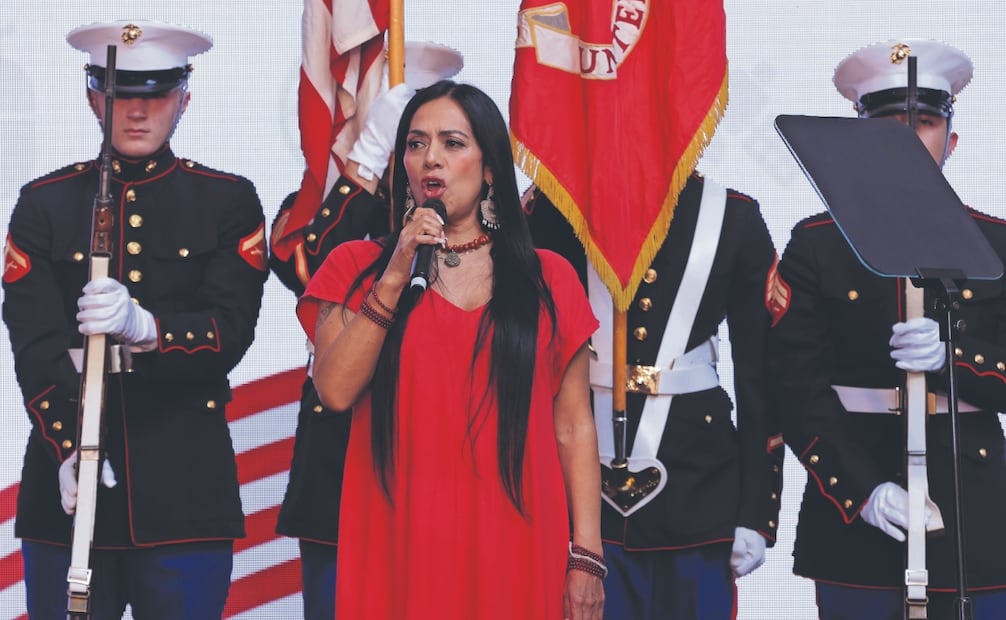 La cantante Lila Downs se llevó los aplausos por cantar el Himno Nacional Mexicano durante la ceremonia diplomática. Foto: Fernanda Rojas/ EL UNIVERSAL