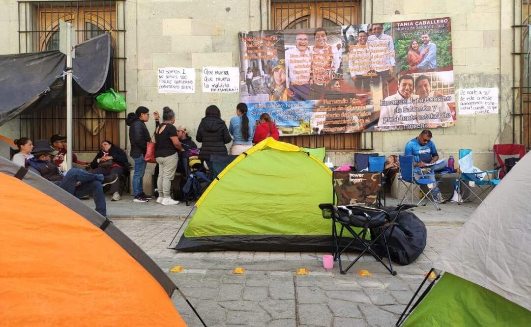 Tras la noticia de la revocación definitiva de más de 640 bases del gobierno de Oaxaca, los afectados realizan plantón (12/02/2025). Foto: Mario Arturo Martínez / EL UNIVERSAL