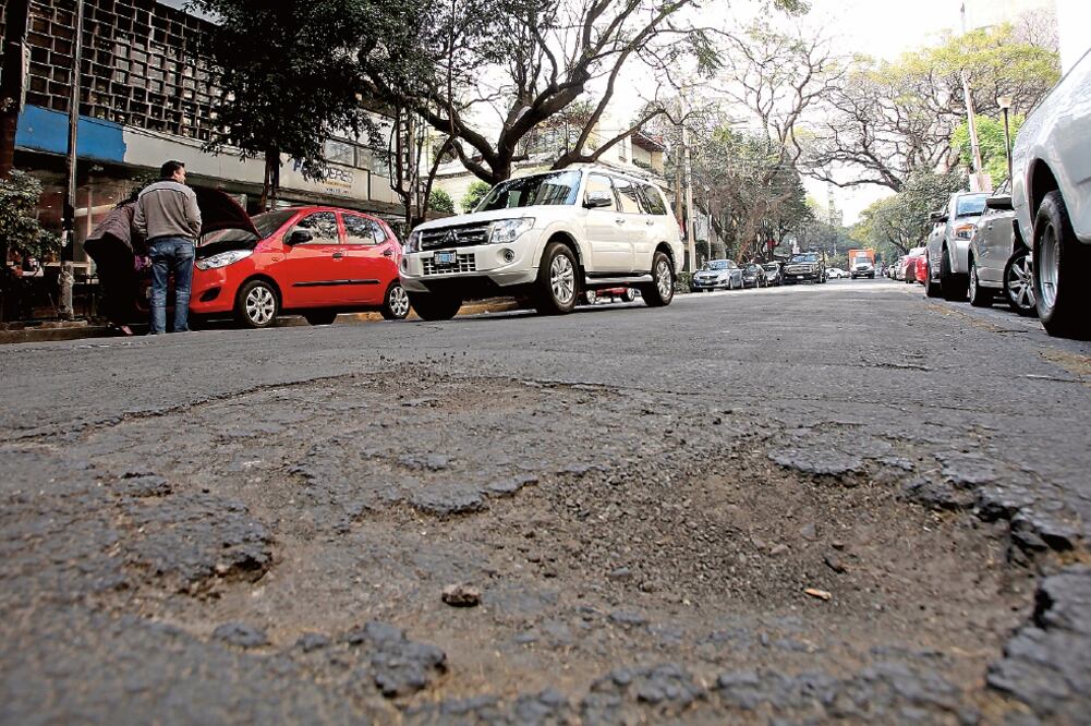 EL UNIVERSAL ha denunciado que alrededor de 80% de las calles en Cuauhtémoc presentan afectaciones por baches, derivados de obras hechas por empresas que no reparan los daños, así como por el paso constante de los vehículos (VALENTE ROSAS. EL UNIVERSAL)