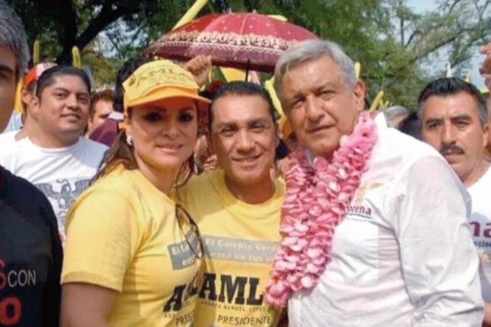 María de los Ángeles Pineda, esposa del ex edil de Iguala, José Luis Abarca, y Andrés Manuel López Obrador, líder de Morena. (ESPECIAL)