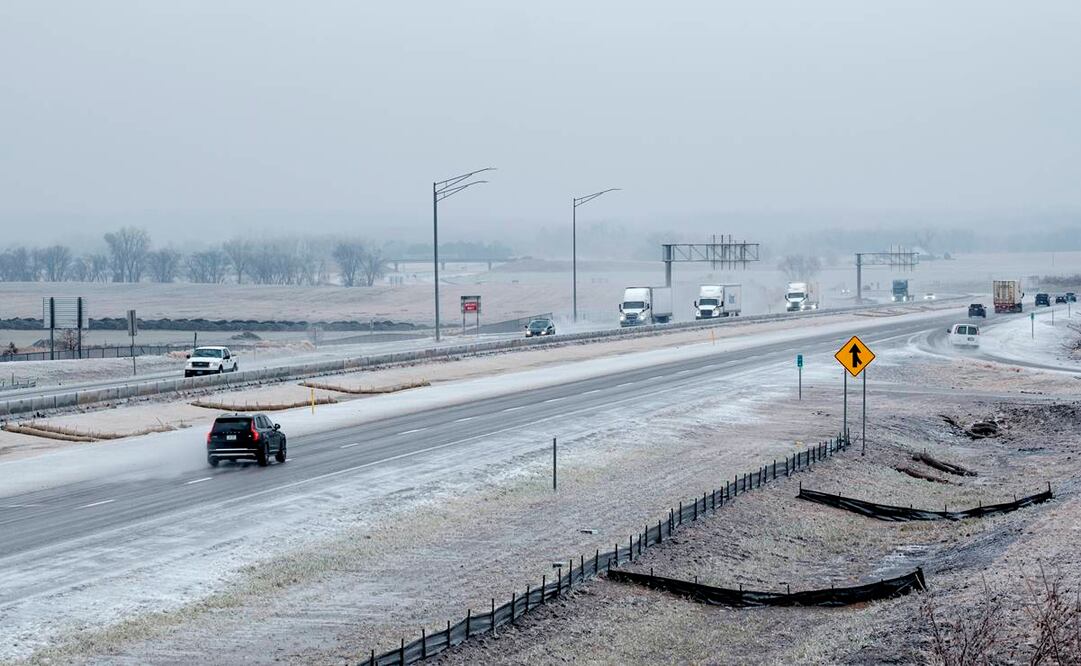 Una tormenta helada creó condiciones de conducción peligrosas en Iowa y el este de Nebraska. Los automovilistas avanzan por la Interestatal 380 en North Liberty, Iowa, el sábado 14 de diciembre de 2024. Foto: AP