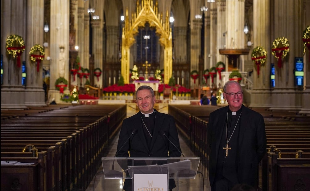 El papa León XIV nombró a Ronald A. Hicks como arzobispo de Nueva York, en lugar de Timothy Dolan. En la imagen ambos durante una conferencia de prensa en la Catedral de San Patricio. Foto: AP