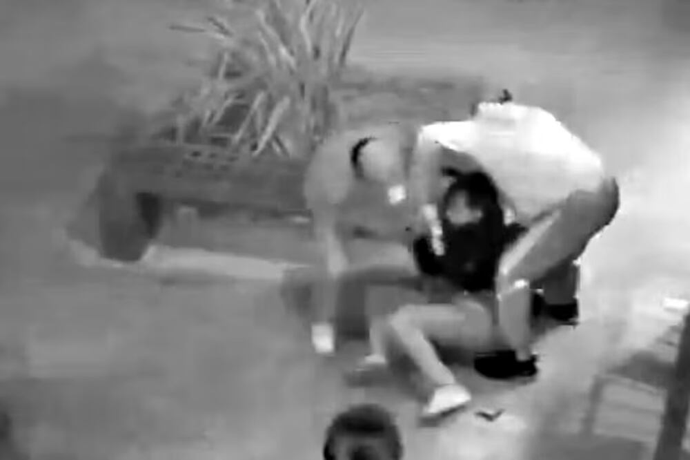 La agente de la Policía Federal fue abordada por dos sujetos mientras esperaba el colectivo en Villa Madero, Partido de la Matanza. Foto: Captura de Video