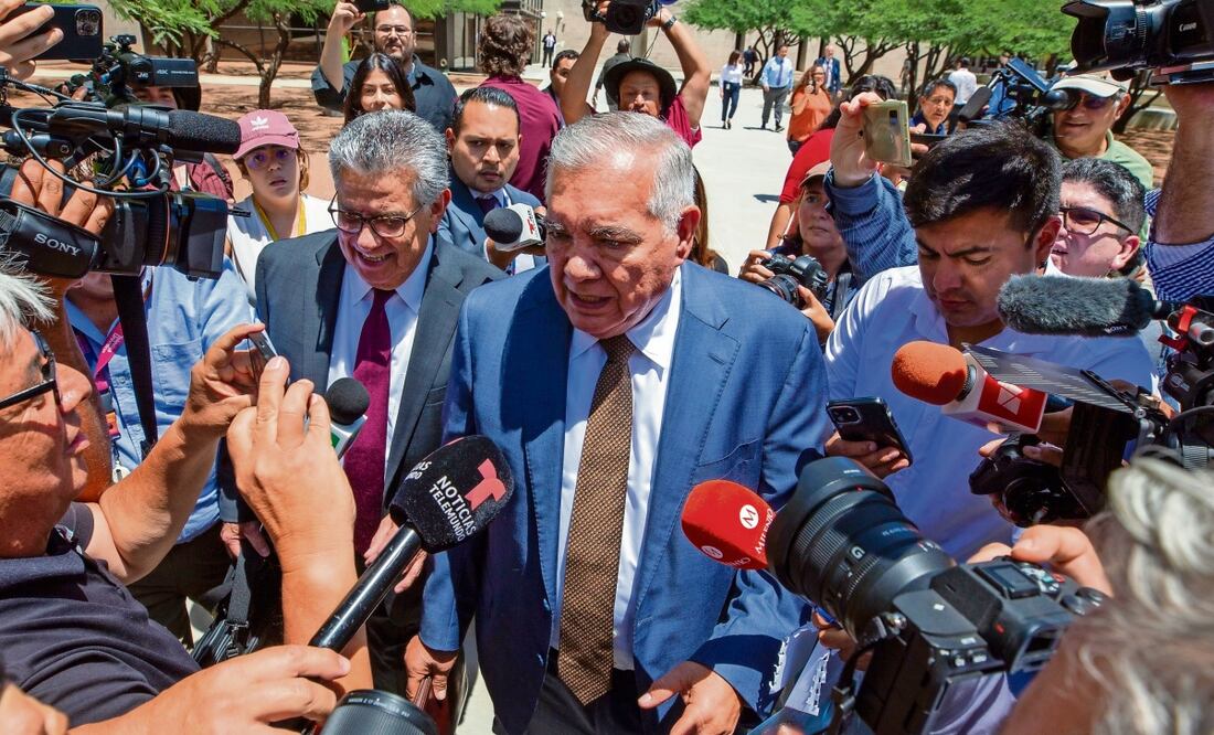 El abogado Frank Pérez habla con la prensa. Foto: Andres Leighton | EFE