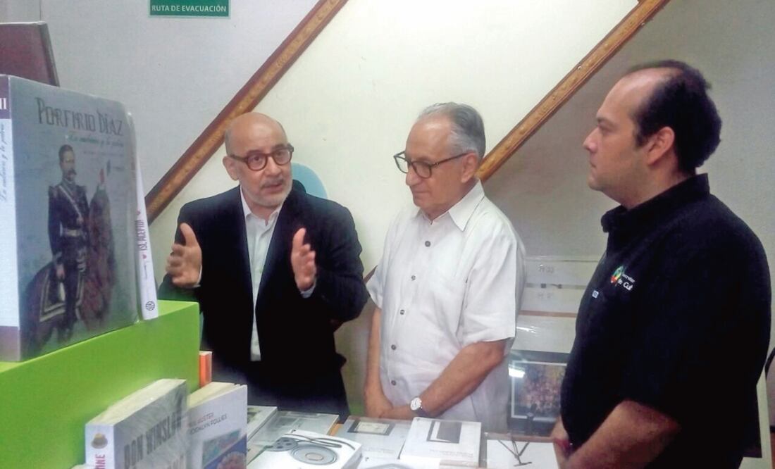 En el recorrido por la librería: Gerardo Jaramillo, director de Educal; Florencio Salazar, secretario del gobernador de Guerrero, y Mauricio Leyva, secretario de Cultura del estado. Foto: CARLOS RAMÍREZ. EL UNIVERSAL