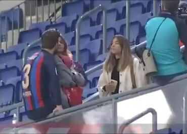 Gerard Piqué, acompañado por su novia Clara Chía; se besaron en el Camp Nou tras la despedida del jugador