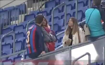 Gerard Piqué, acompañado por su novia Clara Chía; se besaron en el Camp Nou tras la despedida del jugador