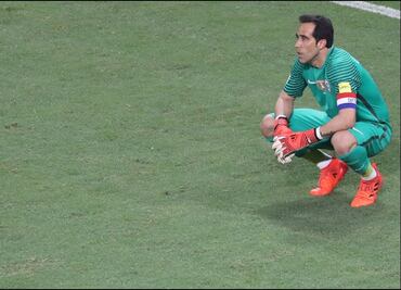 Claudio Bravo es tomado por traidor