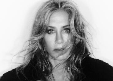 Jennifer Aniston muestra cómo lucir elegante con mini short de piel