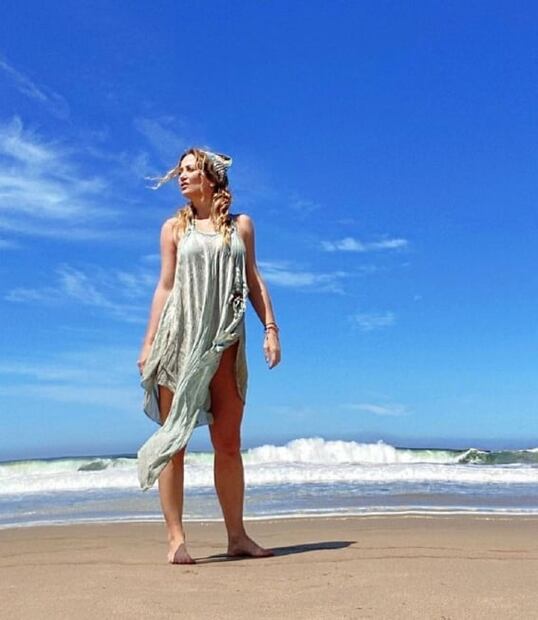 Andrea Legarreta impacta en bikini posando de espaldas