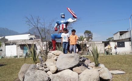 Usan recursos federales en estatuas de superhéroes