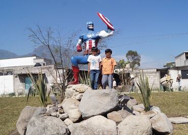 Usan recursos federales en estatuas de superhéroes