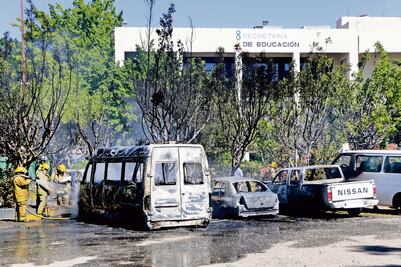 Queman 12 vehículos en instalaciones de la SEP