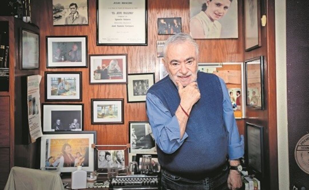 Ignacio Solares en su estudio, acompañado de fotografías, reconocimientos y recuerdos familiares.Foto: Juan Boites /El Universal