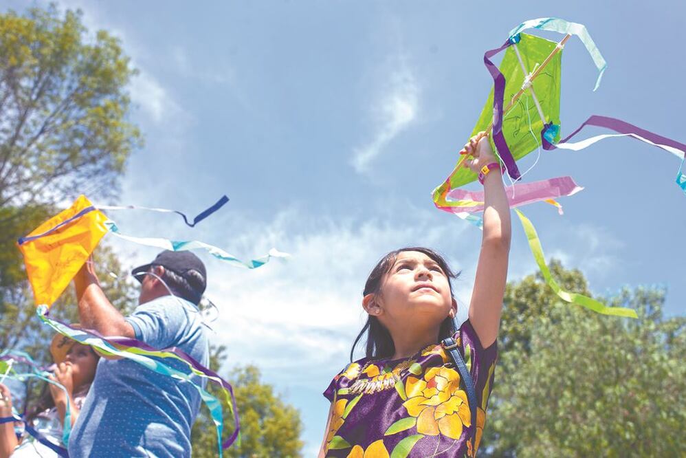 Cientos de personas de todas las edades crearon papalotes en la Alameda Central. GERARDO LUNA. EL UNIVERSAL