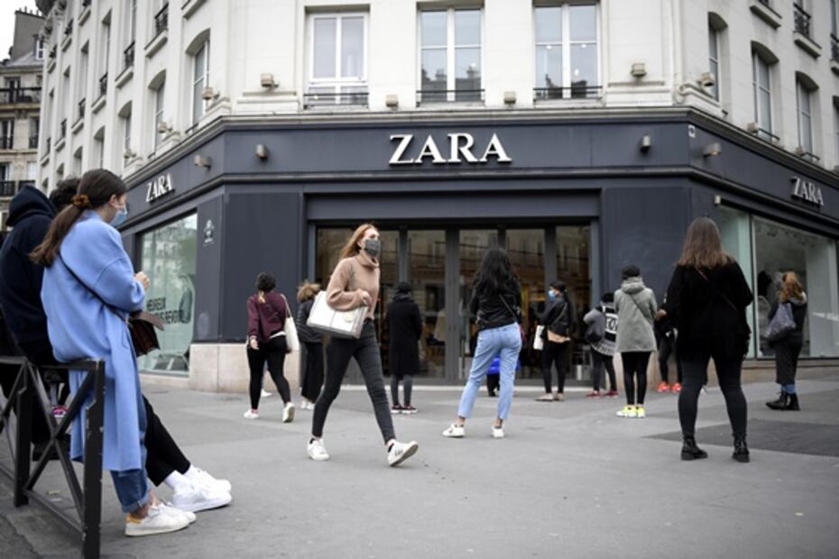 Largas filas en tiendas de ropa de Francia tras gradual reapertura de comercios