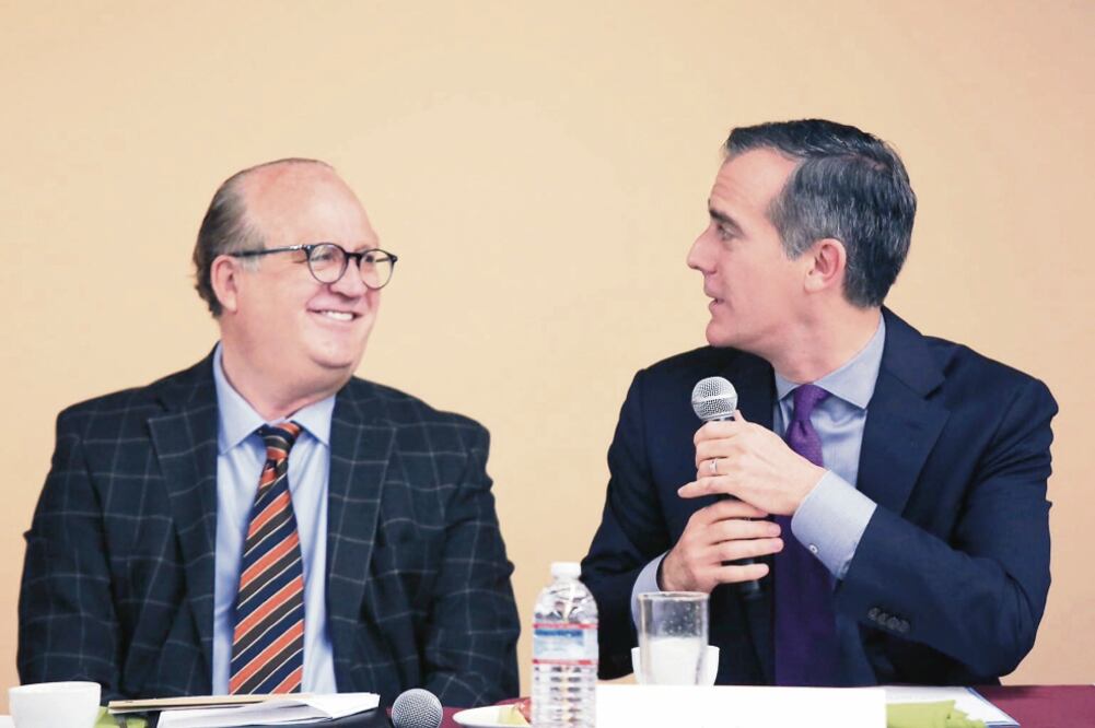 Graco Ramírez, presidente de la Conago, se reunió ayer con Eric Garcetti, alcalde de Los Ángeles. (Especial)