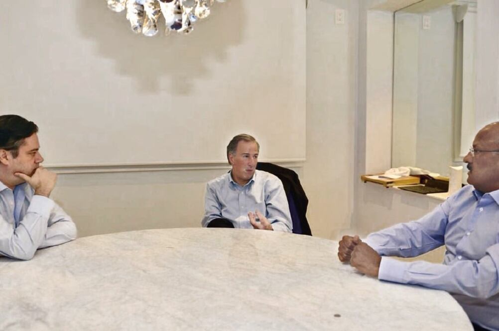 José Antonio Meade (centro) se reunió con Aurelio Nuño (izq.) y con René Juárez, nuevo líder del PRI. (BERENICE FREGOSO. EL UNIVERSAL)