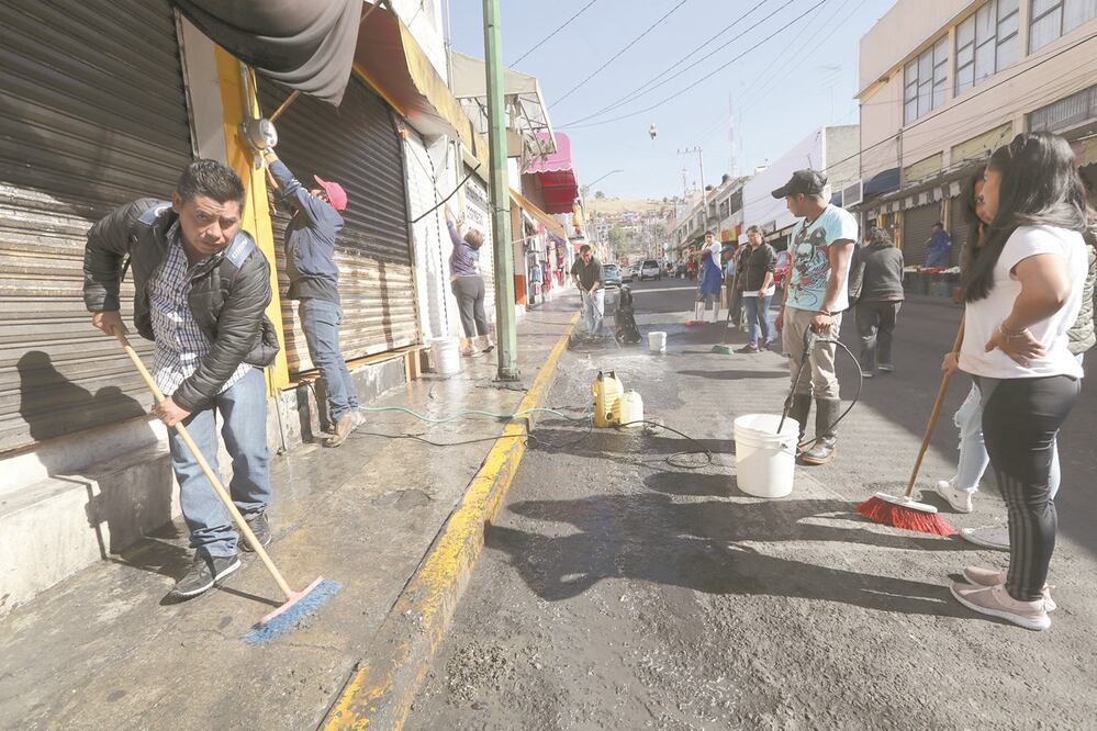 La jornada de limpieza se realizó en las calles cercanas al mercado 16 de Septiembre, en el centro de la capital mexiquense, uno de los más visitados de los siete centros de abasto que tiene la localidad. Foto: JORGE ALVARADO. EL UNIVERSAL