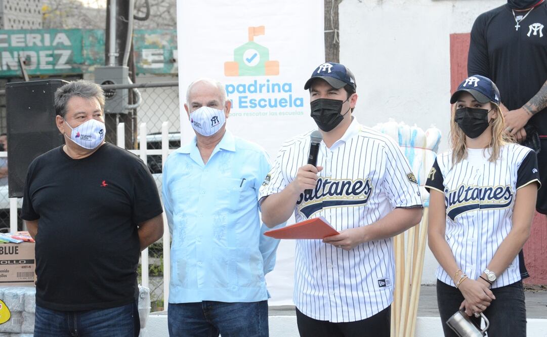 García Sepúlveda acudió junto con su esposa Mariana Rodríguez, directivos y jugadores del equipo de beisbol Sultanes, a remozar la escuela primaria Club de Leones 3. Foto: Emilio Vásquez / EL UNIVERSAL