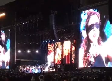 Mujeres replican "El violador eres tú" en concierto de Café Tacvba