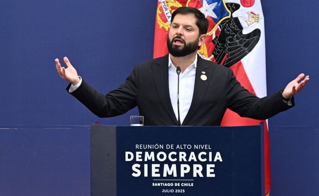 El presidente de Chile, Gabriel Boric, pronuncia una declaración conjunta con los demás líderes (fuera de plano) durante la cumbre de alto nivel "Democracia Siempre" en el Palacio de la Moneda, Santiago, el 21 de julio de 2025. Foto: AFP
