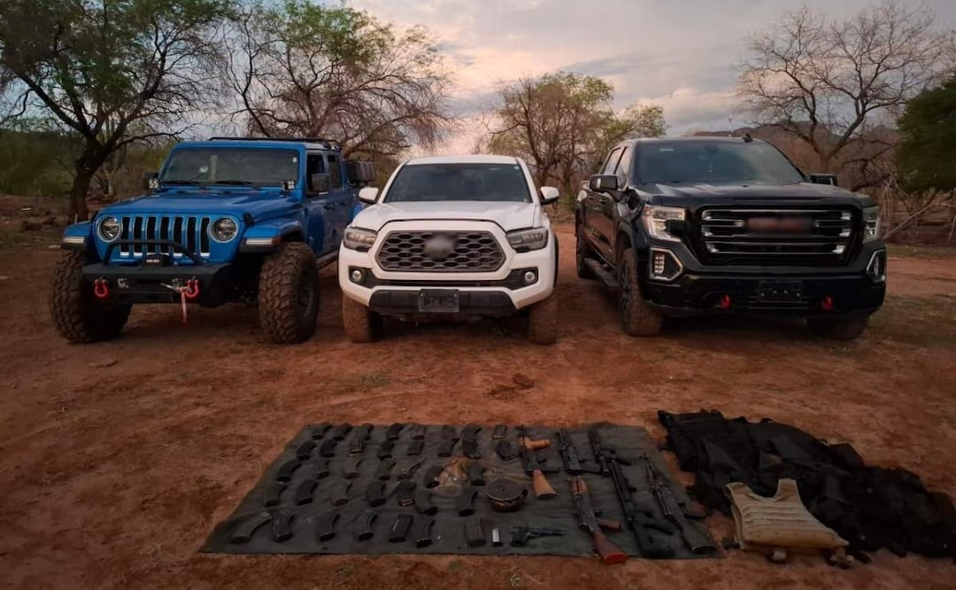 Vehículos asegurados con armas y equipo táctico en Navojoa, Sonora (03/07/2025). Foto: Guardia Nacional
