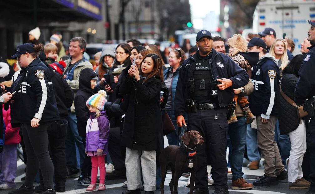 La multitud observa el 99.° Desfile del Día de Acción de Gracias de Macy's mientras avanza por Manhattan. Foto: AFP