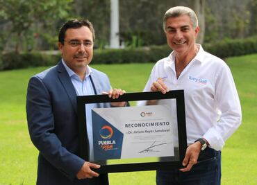 Reconocen a doctor poblano por contribución de la vacuna contra el zika