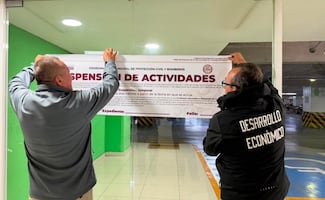 Izcalli coloca sellos de suspensión a plaza Luna Parc por caída de una lámina; revisan la seguridad del inmueble