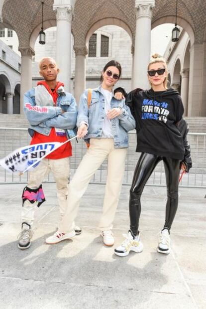 Kendall Jenner arrasa Internet con chamarra anti-trump