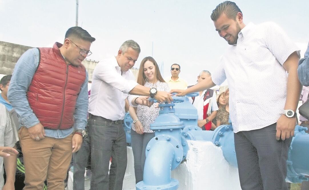 Fernando Vilchis entregó ayer las obras rehabilitadas de abastecimiento. (ESPECIAL)