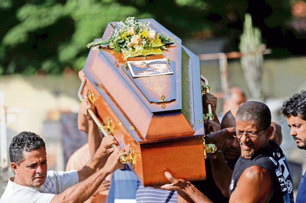 Dolor. Familiares cargan el féretro de Edmayara Samara, una de las víctimas por el colapso de la represa en Brumadinho, Brasil. Foto: ADRIANO MACHADO. REUTERS