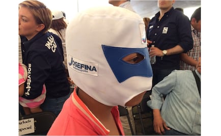 Vázquez Mota estrena máscara y la obsequia a menores