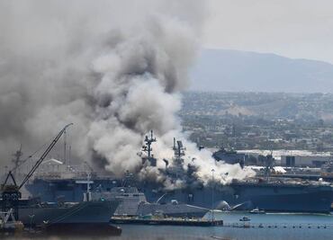 Reportan incendio en buque de la armada de EU en base de San Diego