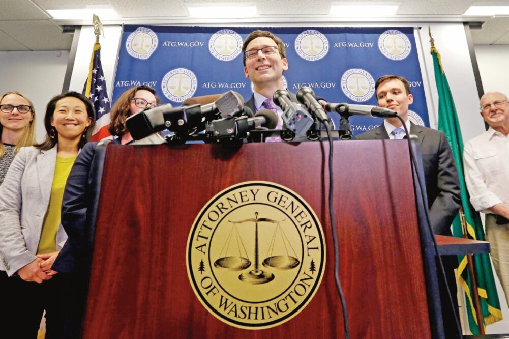 Bob Ferguson, fiscal general de Washington, una de las partes que rechaza el veto, dictó ayer una conferencia tras conocer el fallo de la corte (ELAINE THOMPSON. AP)