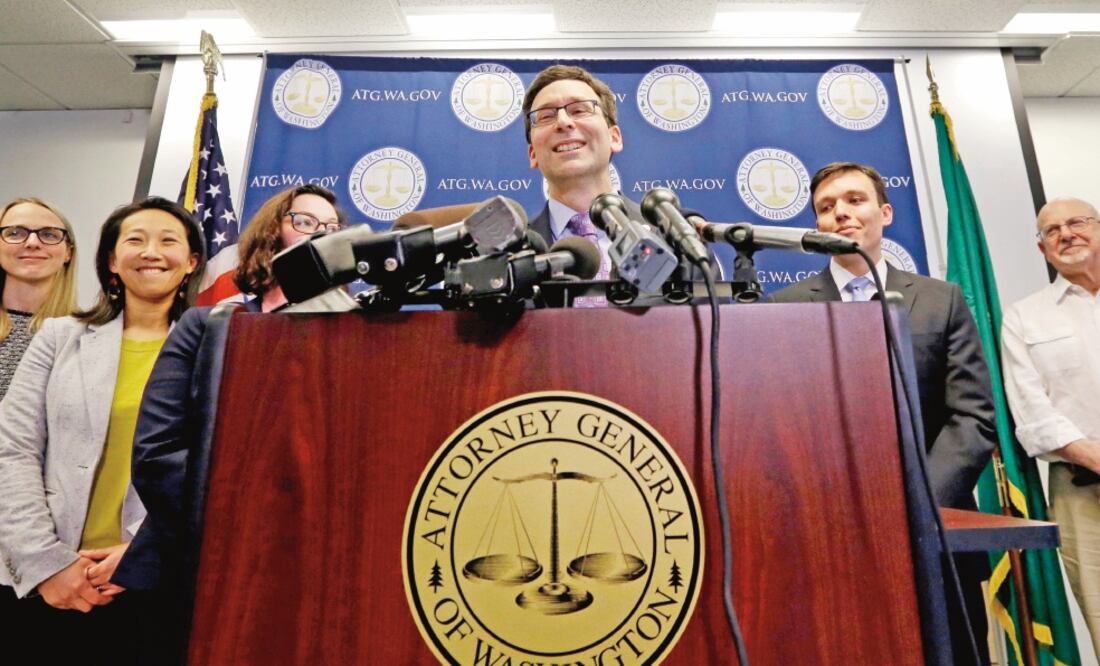 Bob Ferguson, fiscal general de Washington, una de las partes que rechaza el veto, dictó ayer una conferencia tras conocer el fallo de la corte (ELAINE THOMPSON. AP)