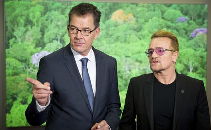 Bono aplaude la política de refugiados de Alemania
