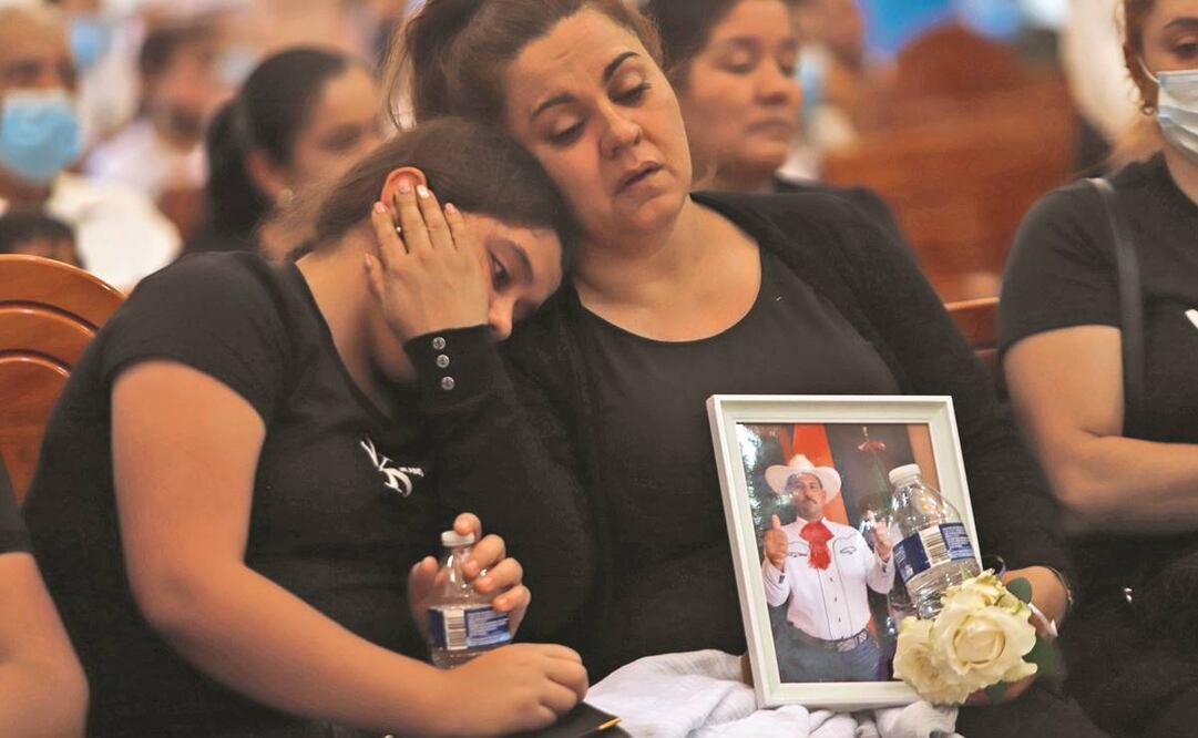Familia y amigos del alcalde César Arturo Valencia Caballero, asesinado el jueves pasado, lo despidieron con una misa en la iglesia del municipio. Foto: Armando Solis/ EL UNIVERSAL.