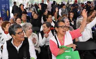 Alcaldía Benito Juárez "apapacha" a adultos mayores; celebra el Día del Abuelo con servicios de salud gratuitos